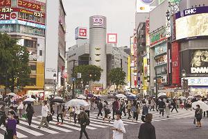 東京・渋谷のスクランブル交差点の写真