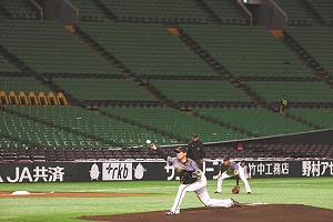 無観客で行われたソフトバンク対阪神のオープン戦の写真