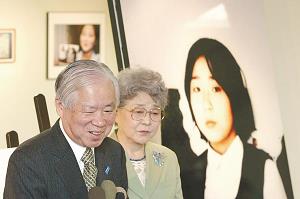 娘のめぐみさんの写真の前に立つ横田滋さん（左）と早紀江さんの写真