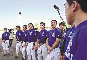 試合の開催決定を伝えられ、笑顔を見せる福島・磐城高校の選手たちの写真