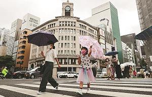 傘を差して歩く人たちの写真