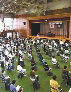オリエンテーションに臨む東京都国立高校の１年生の写真