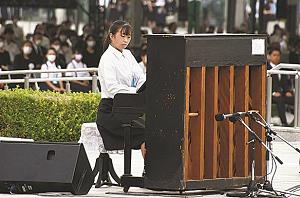ひろしま平和の歌を被爆ピアノで演奏している様子の写真