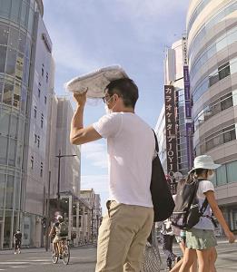 浜松市の街中を歩く男性の写真