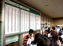 私立中学校の合格発表の掲示板を撮影する受験生や保護者。朝小が公立・私立の中高一貫校の受験に役立ったという読者はたくさんいます＝東京都新宿区の早稲田中で